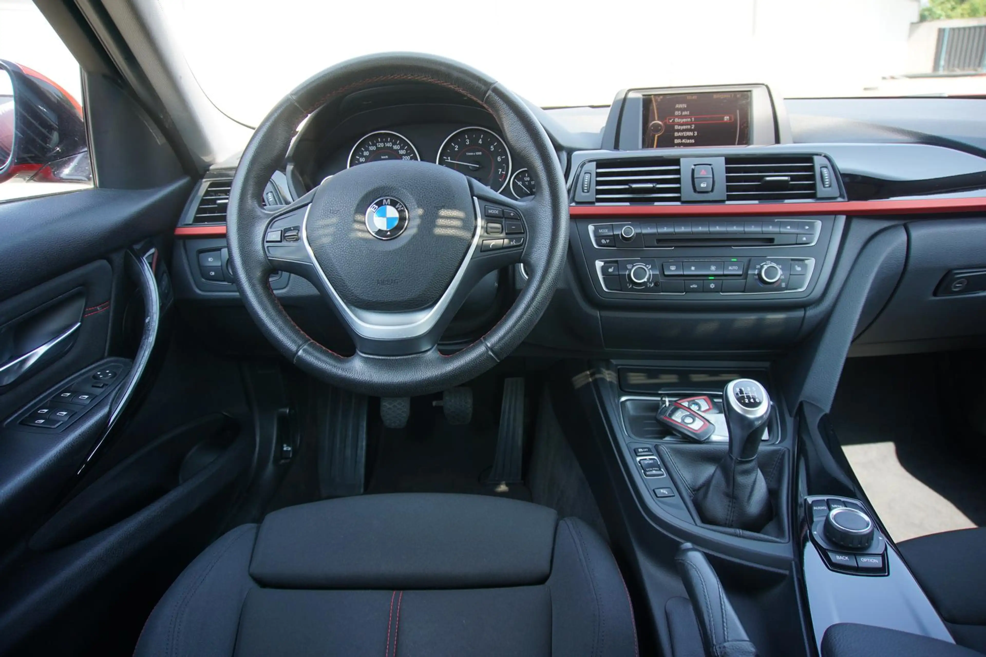 BMW 328 i Limousine Pano Xenon PDC SHZ Freisprech — photo 9