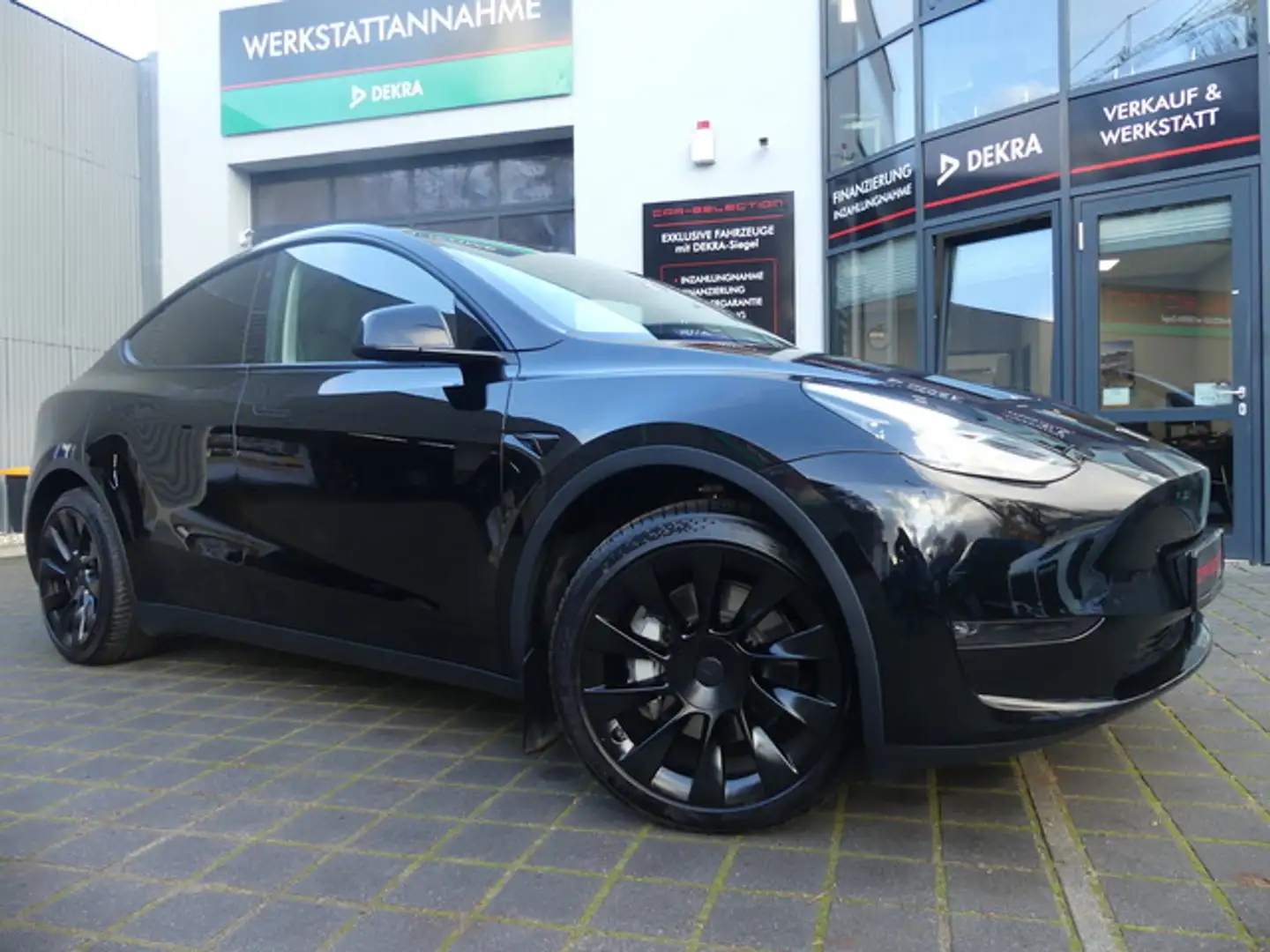Tesla Model Y Long Range Dual AWD PANO/ACC/378KW/WÄRME Schwarz - 1