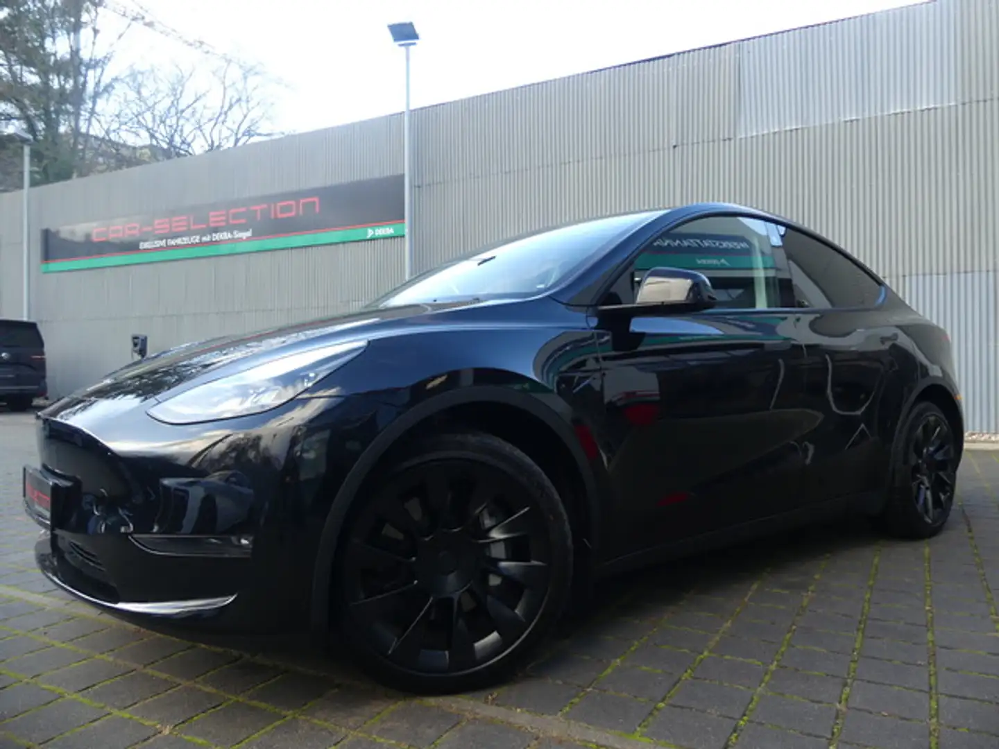 Tesla Model Y Long Range Dual AWD PANO/ACC/378KW/WÄRME Schwarz - 2