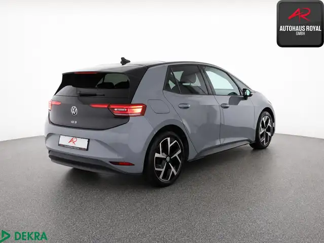 Volkswagen ID.3 view 5