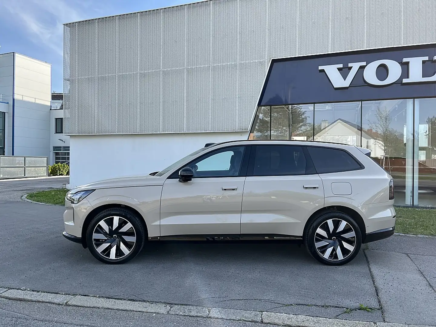 Volvo EX90 Twin Performance AWD 111kWh Ultra Бежевый  - 2