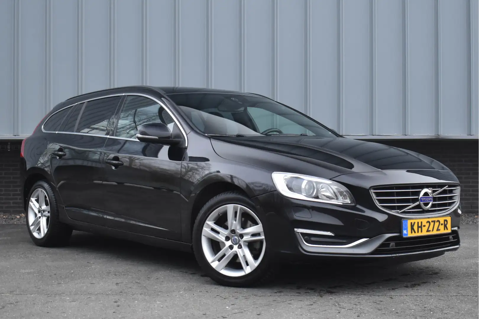 Volvo V60 1.6 T3 Summum | Trekhaak | Xenon | Navi | Electr. Zwart - 1