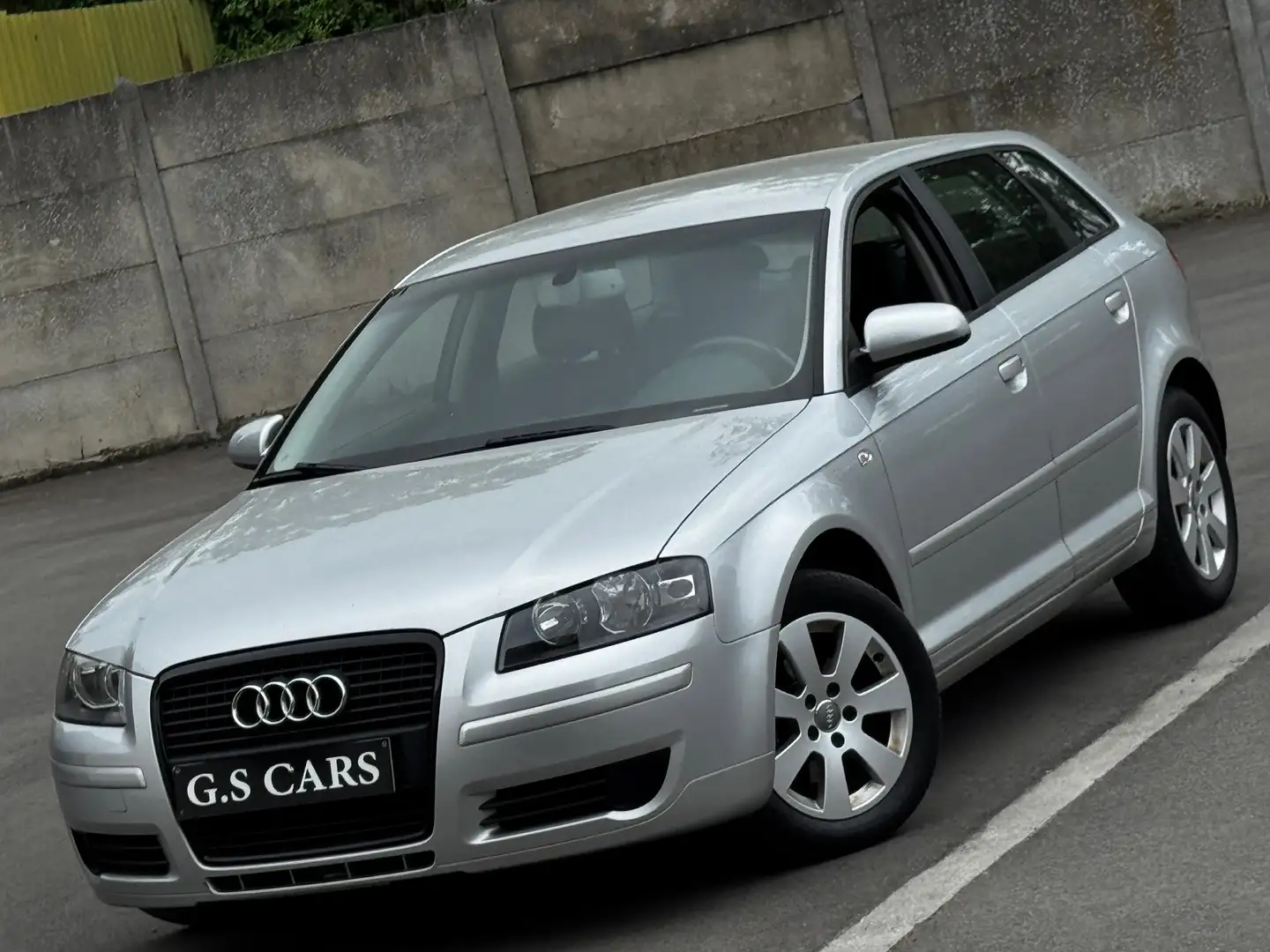 Audi A3 Sportback 1.6i 16v FSI Ambition// Gris - 1