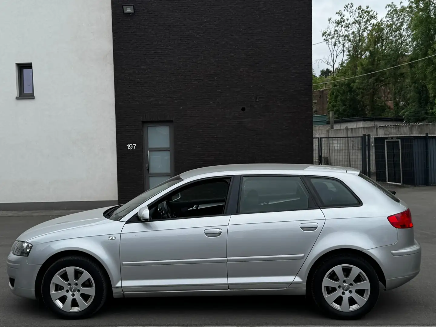 Audi A3 Sportback 1.6i 16v FSI Ambition// Gris - 2