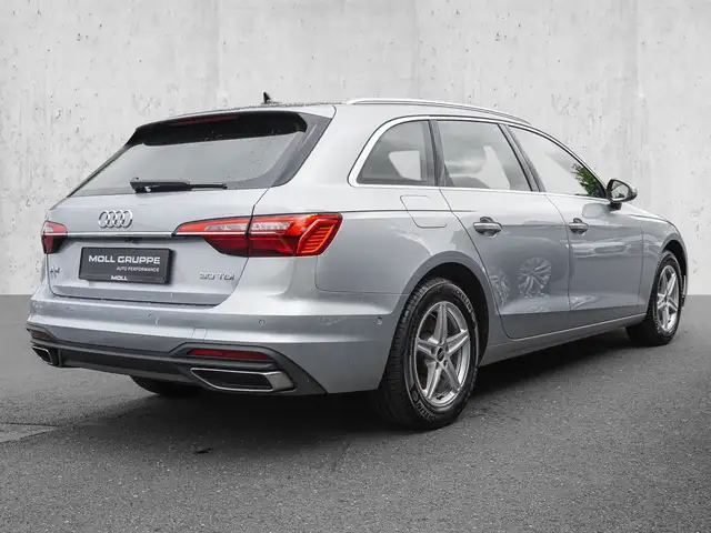 Audi A4 view 4