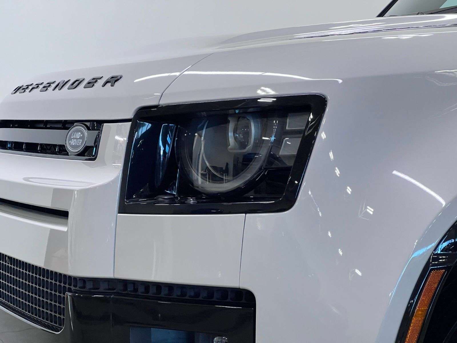 2026 Land Rover Defender 110 P400 X-DYNAMIC SE alt 5