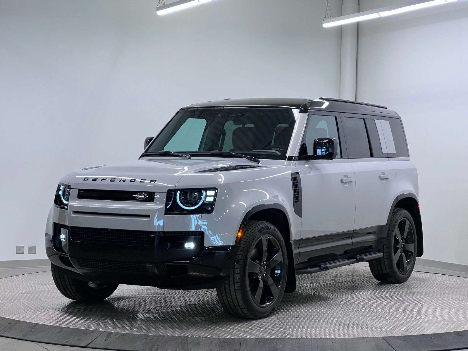 2026 Land Rover Defender 110 P400 X-DYNAMIC SE alt 2