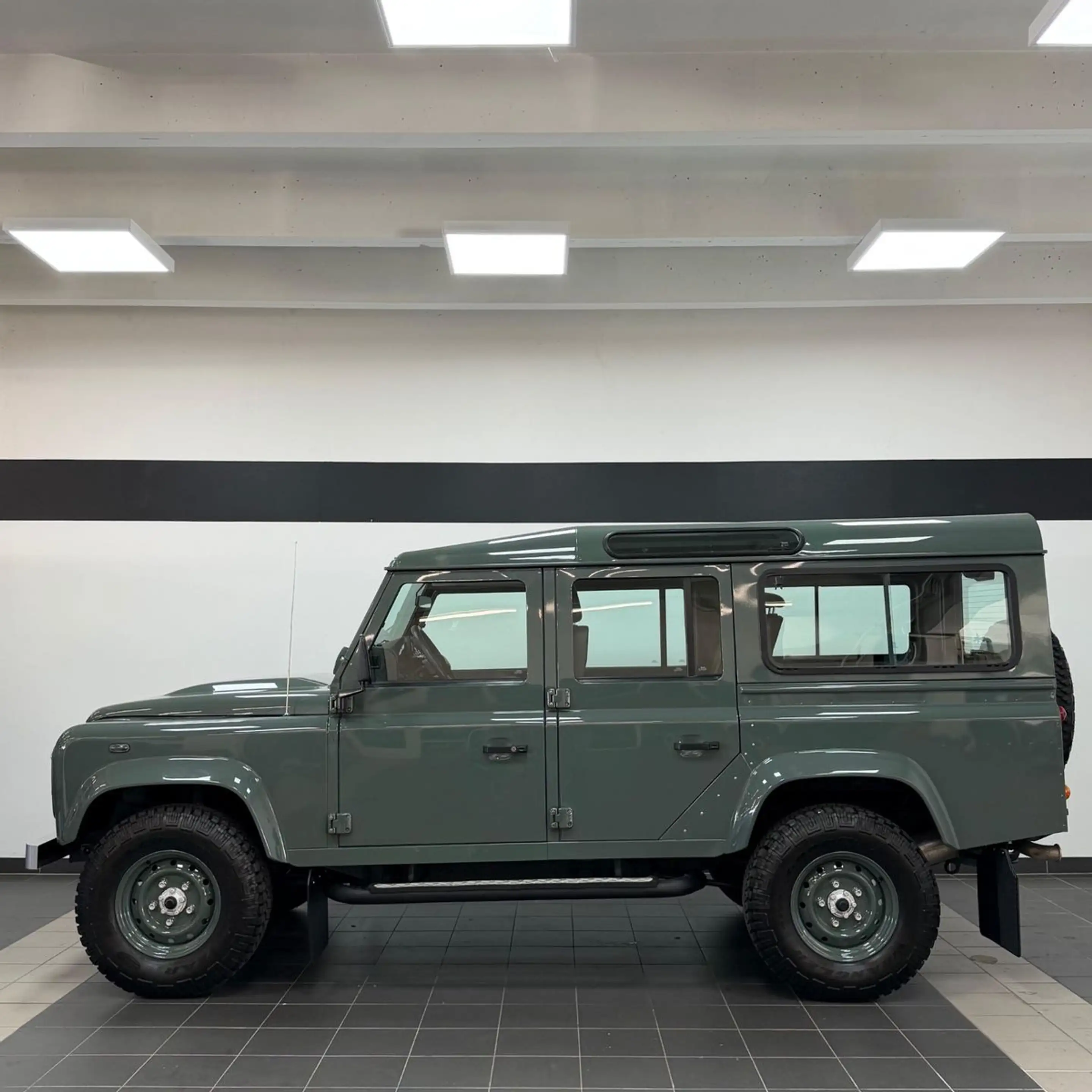 Land Rover Defender 110 Td4 Station W. SE Heritage Design — photo 7