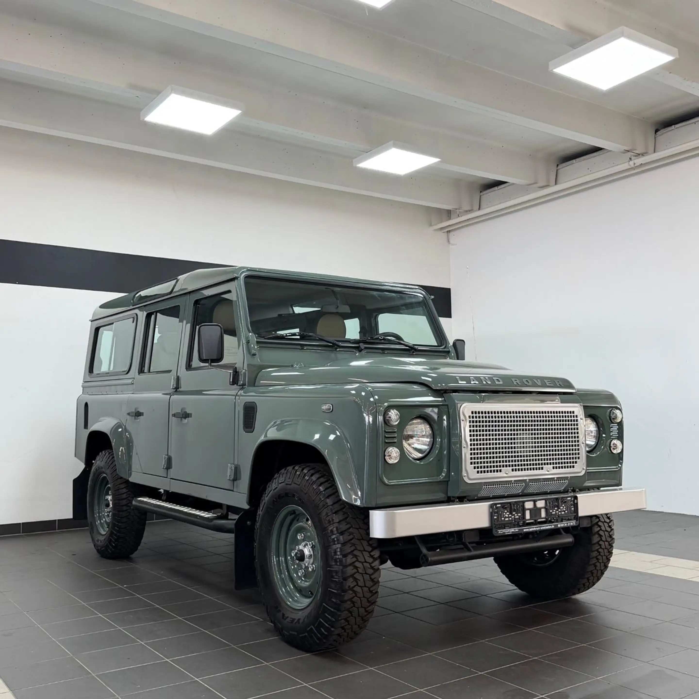 Land Rover Defender 110 Td4 Station W. SE Heritage Design — photo 3