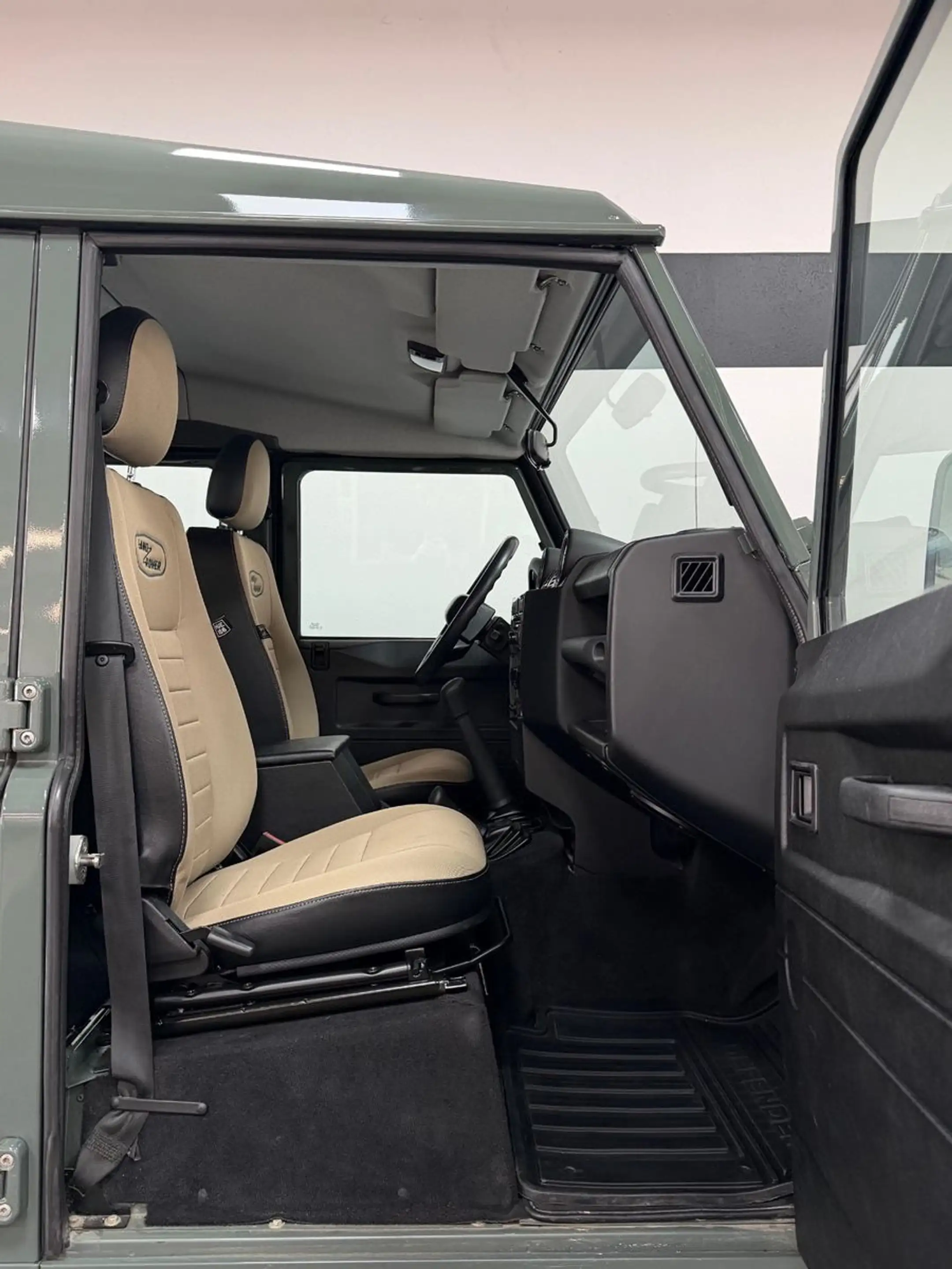 Land Rover Defender 110 Td4 Station W. SE Heritage Design — photo 13