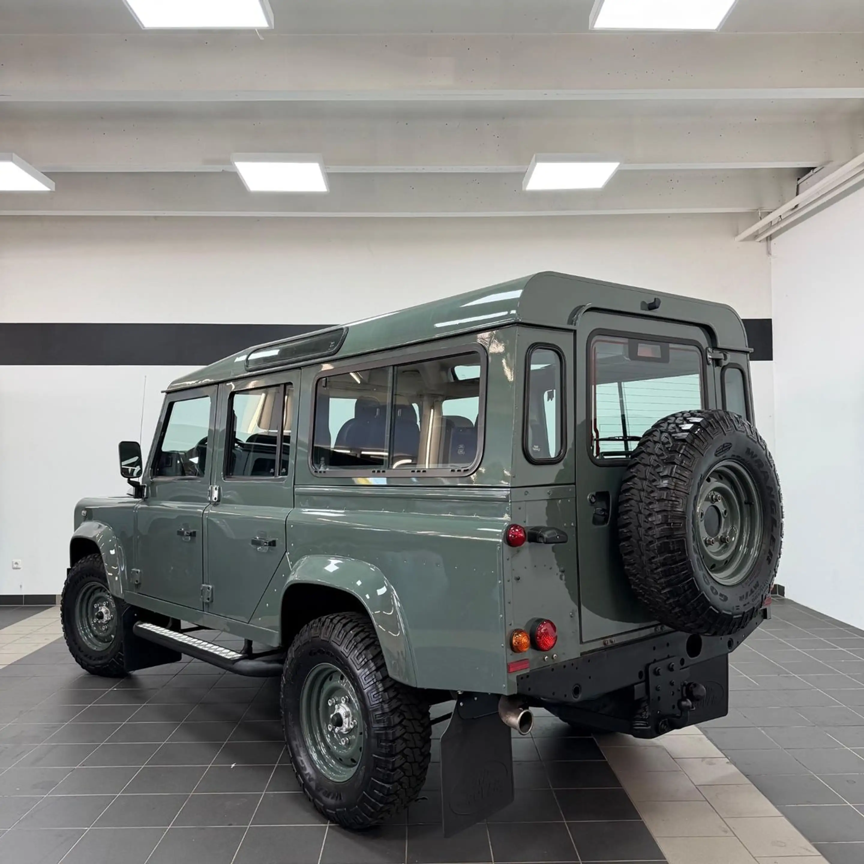 Land Rover Defender 110 Td4 Station W. SE Heritage Design — photo 9