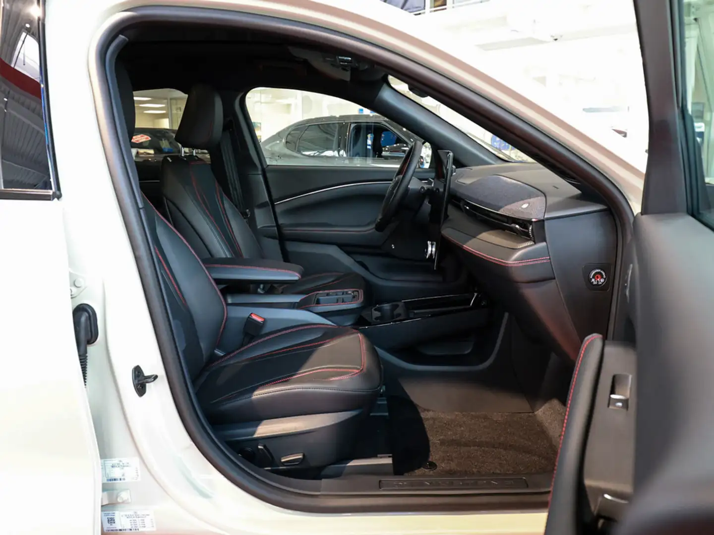 Ford Mustang Mach-E Premium 88 kWh +PANORAMA - 2