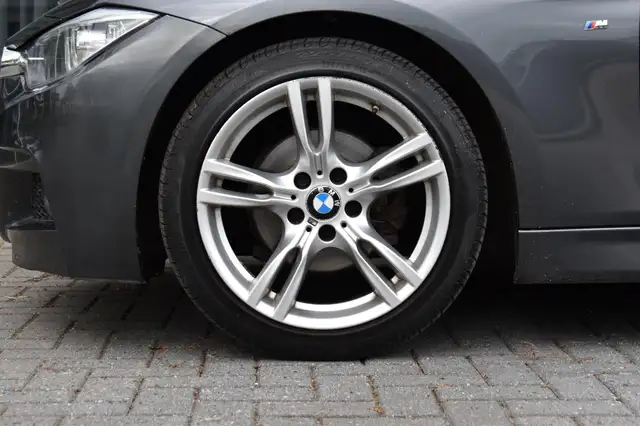 BMW 3 Series view 9
