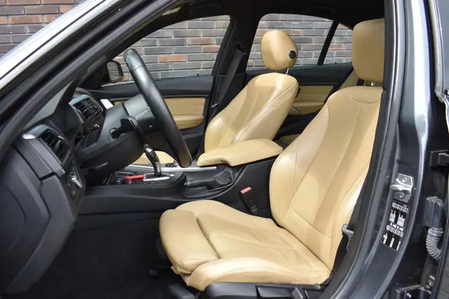 BMW 3 Series view 14
