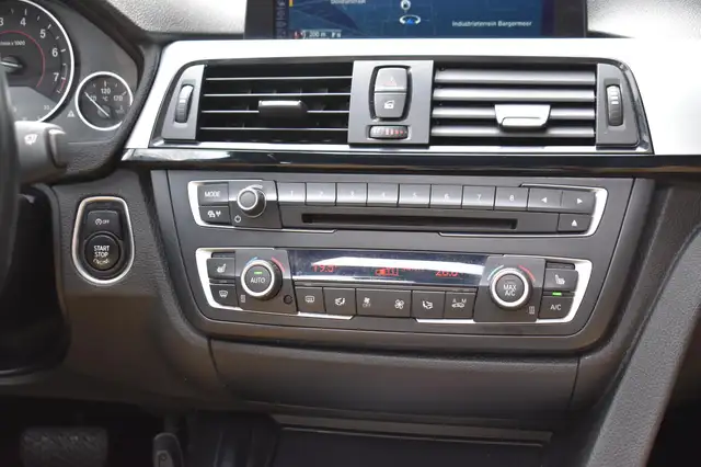 BMW 3 Series view 24