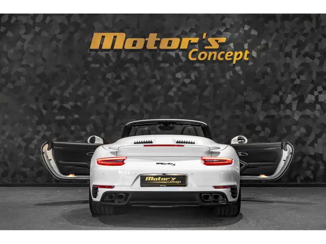 Porsche 911 view 5