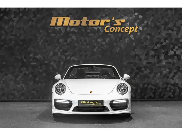 Porsche 911 view 4