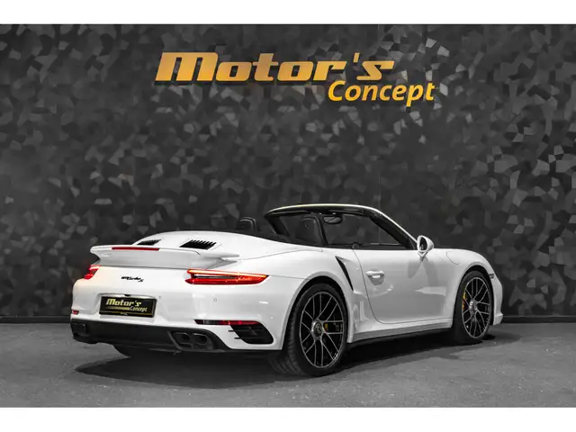 Porsche 911 view 3