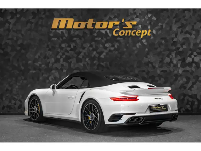 Porsche 911 view 7