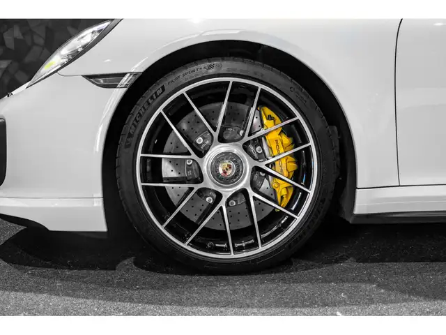 Porsche 911 view 8