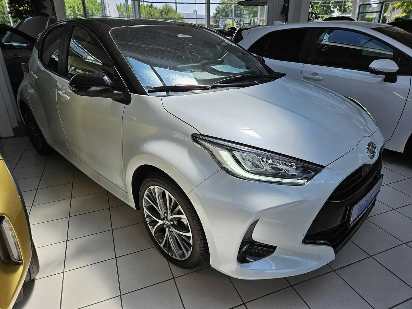 Toyota Yaris Hybrid 130 1.5 Style PLUS Zweifarb-Lackierung Navi Weiß - 2