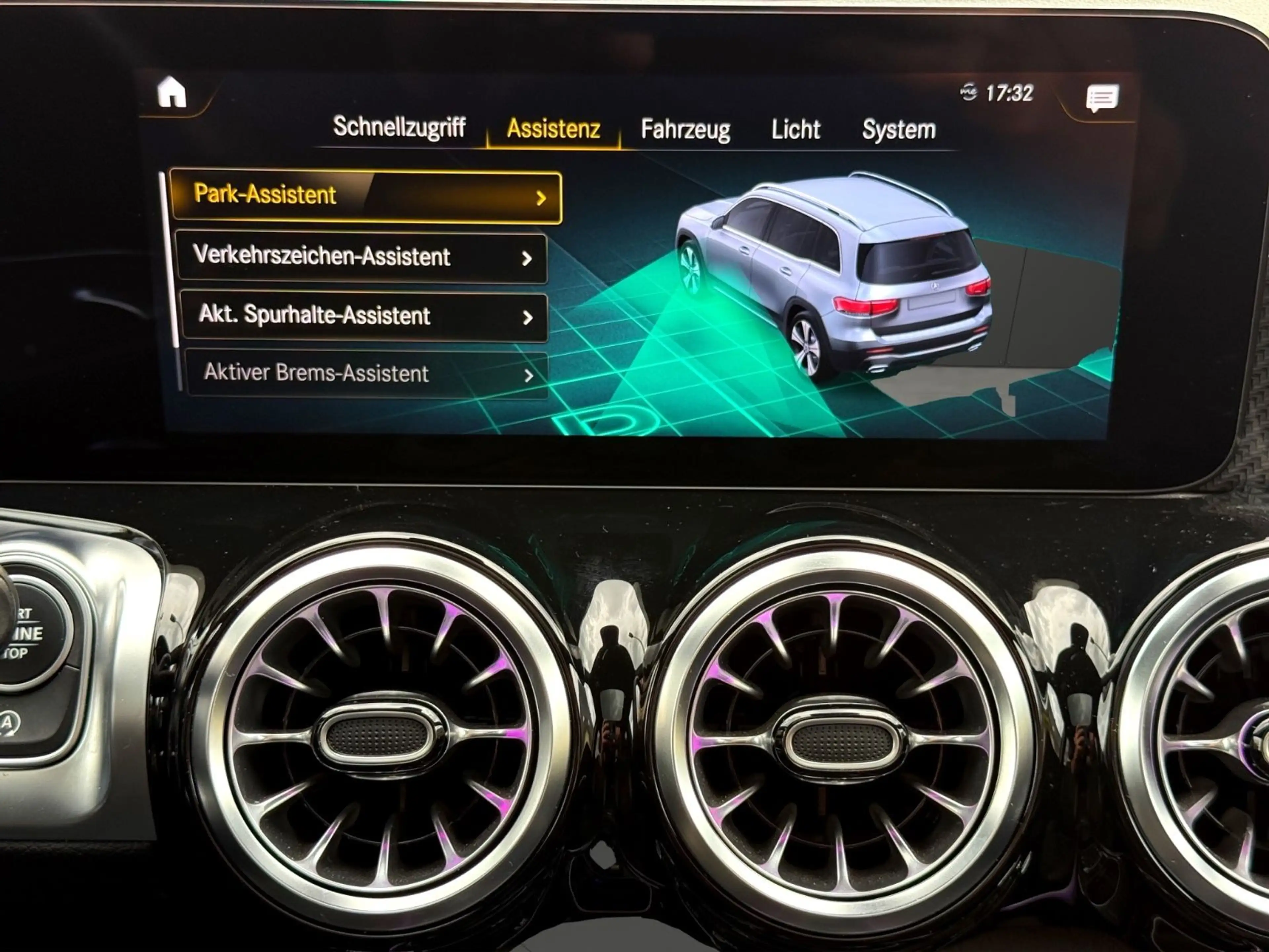 Mercedes-Benz GLB 200 AMG LINE LED PANO Alcantara Keyless Soun — photo 23
