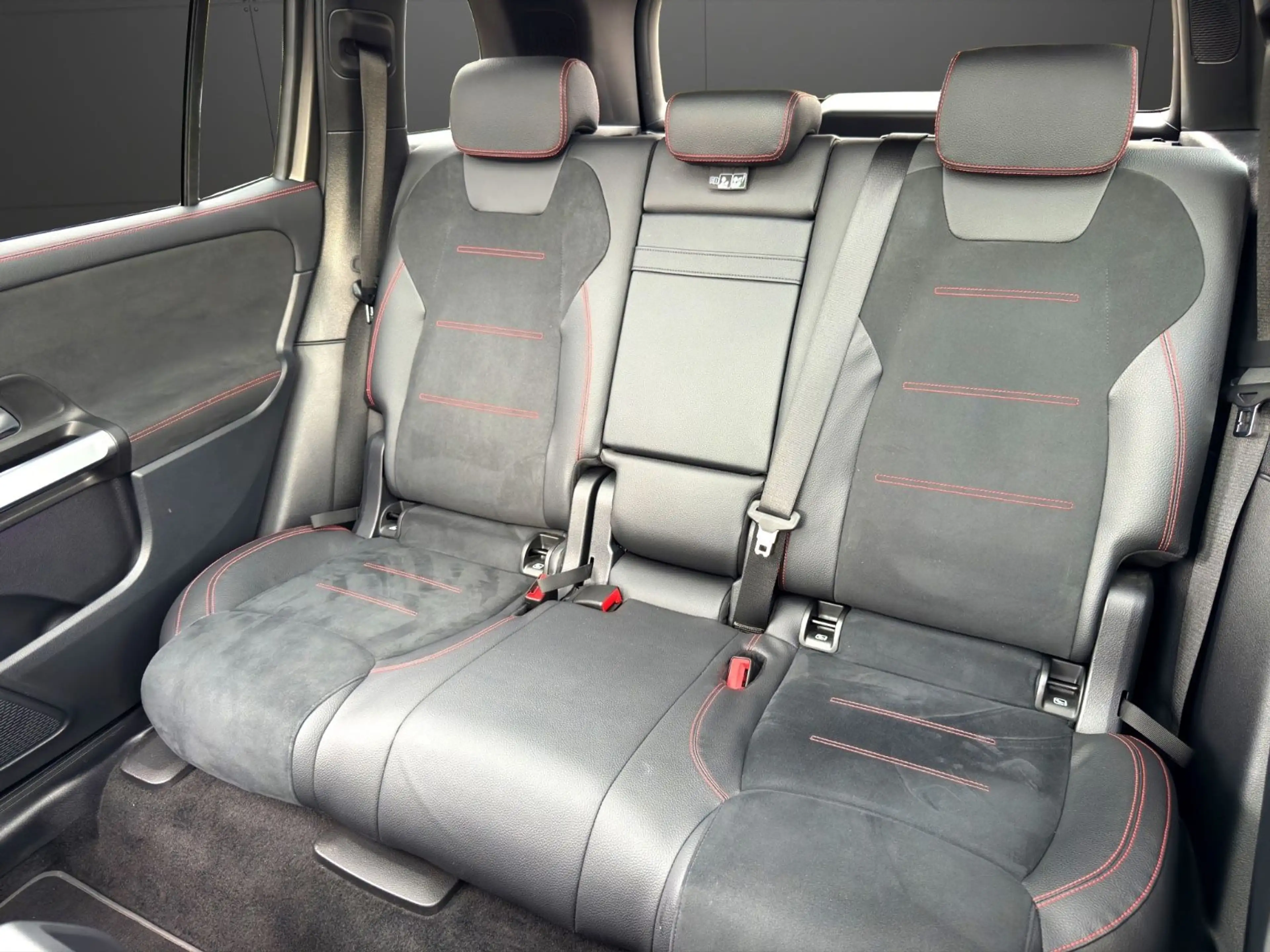 Mercedes-Benz GLB 200 AMG LINE LED PANO Alcantara Keyless Soun — photo 26