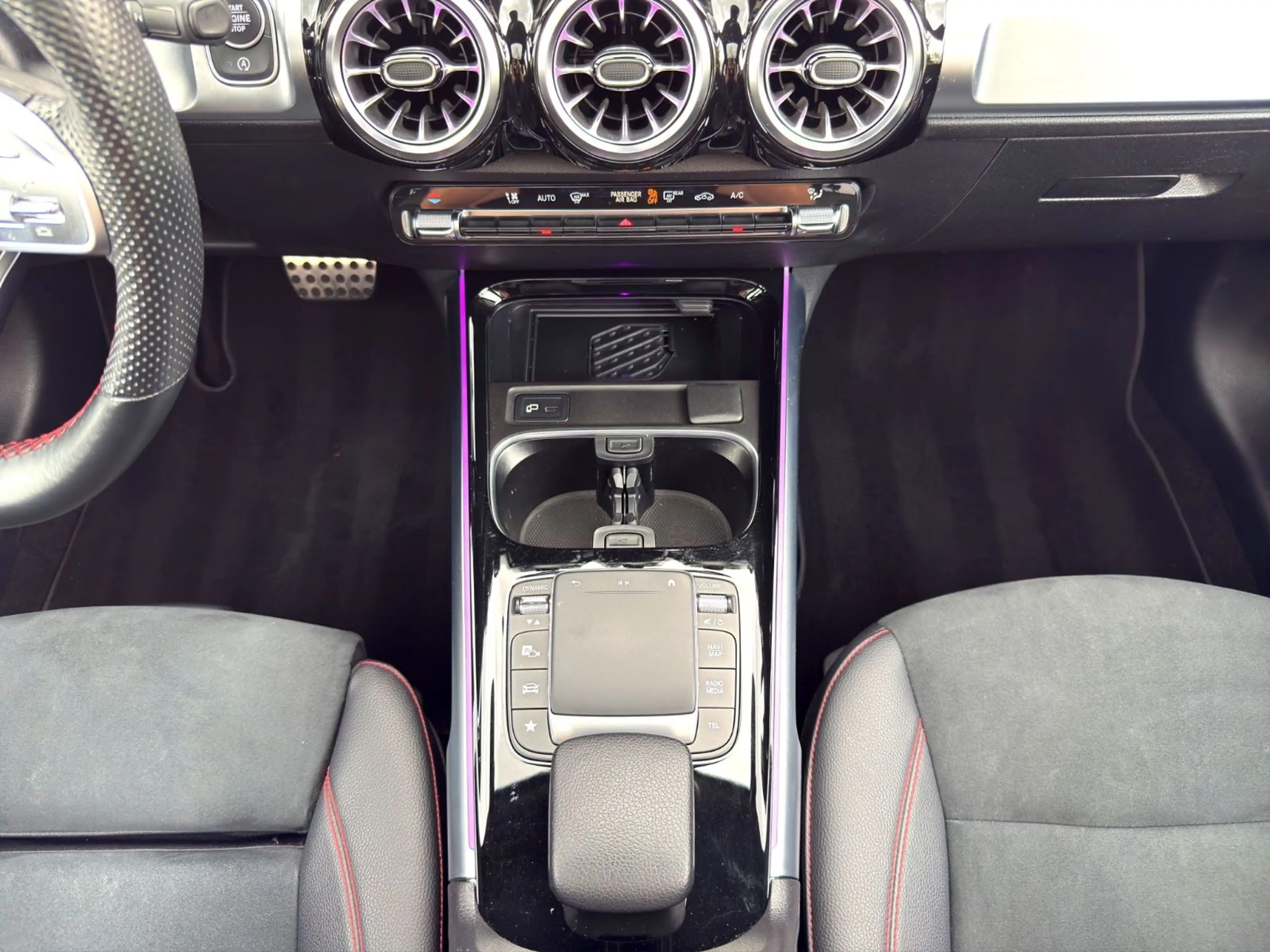 Mercedes-Benz GLB 200 AMG LINE LED PANO Alcantara Keyless Soun — photo 18