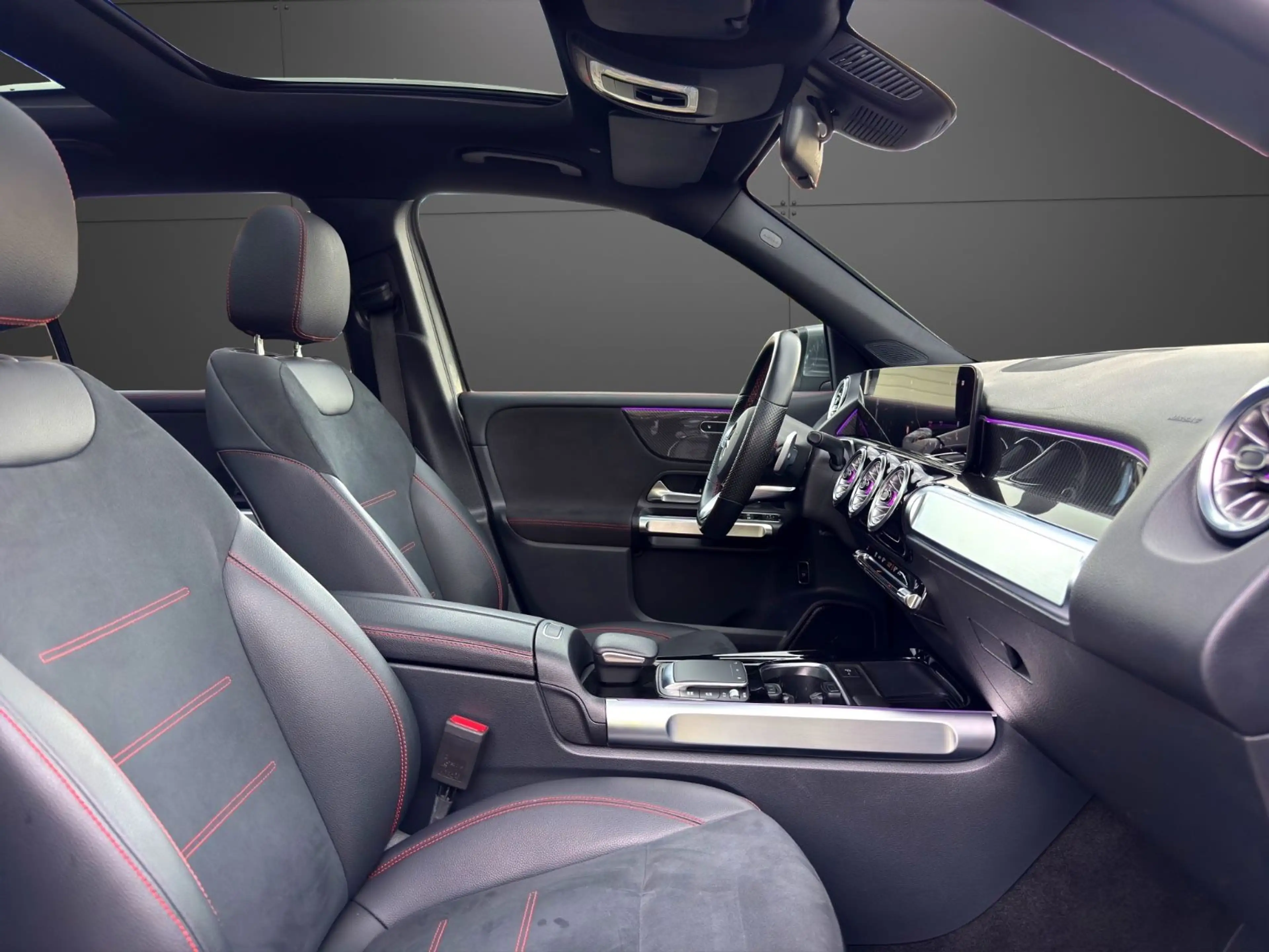 Mercedes-Benz GLB 200 AMG LINE LED PANO Alcantara Keyless Soun — photo 25