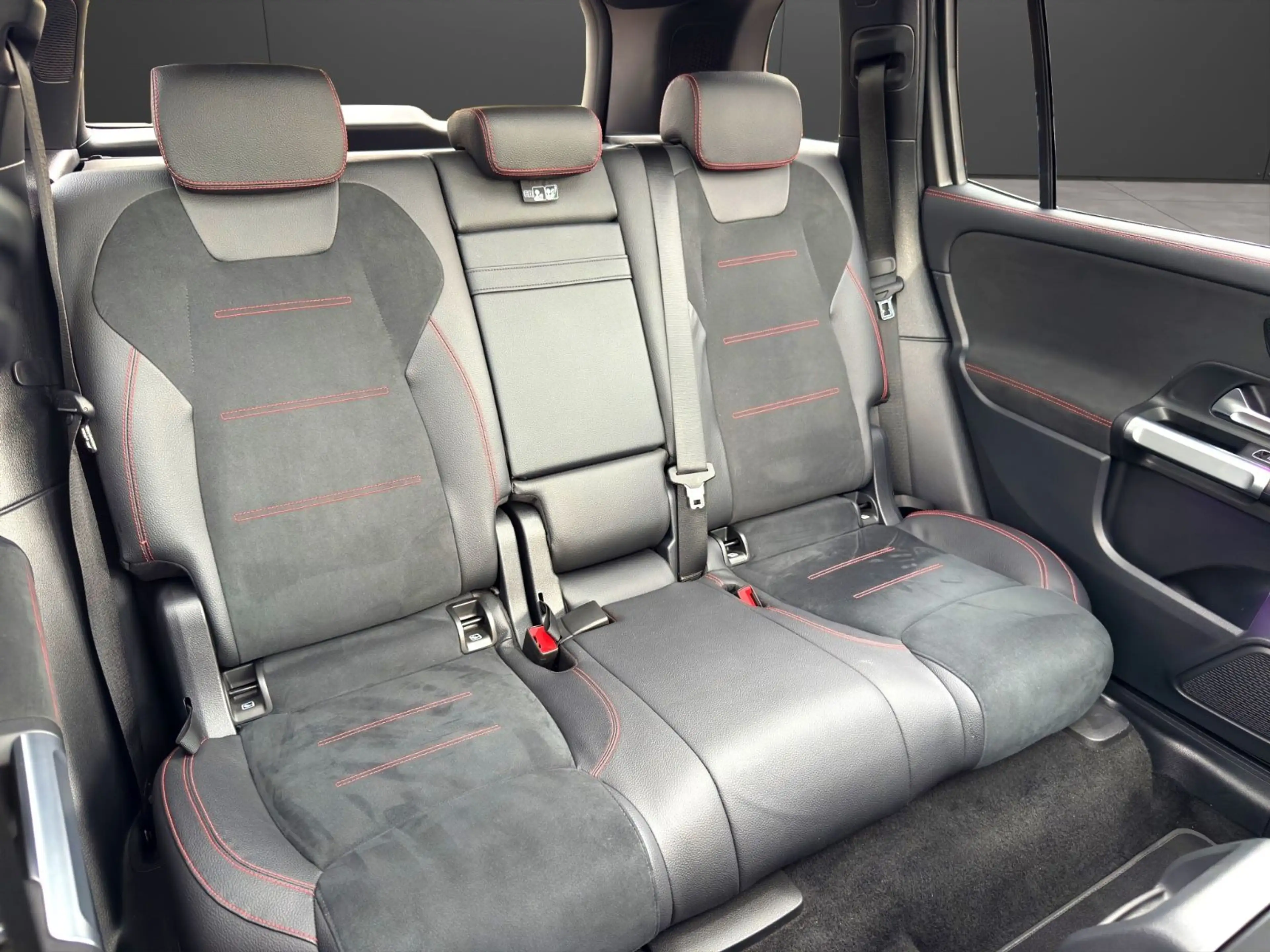Mercedes-Benz GLB 200 AMG LINE LED PANO Alcantara Keyless Soun — photo 27