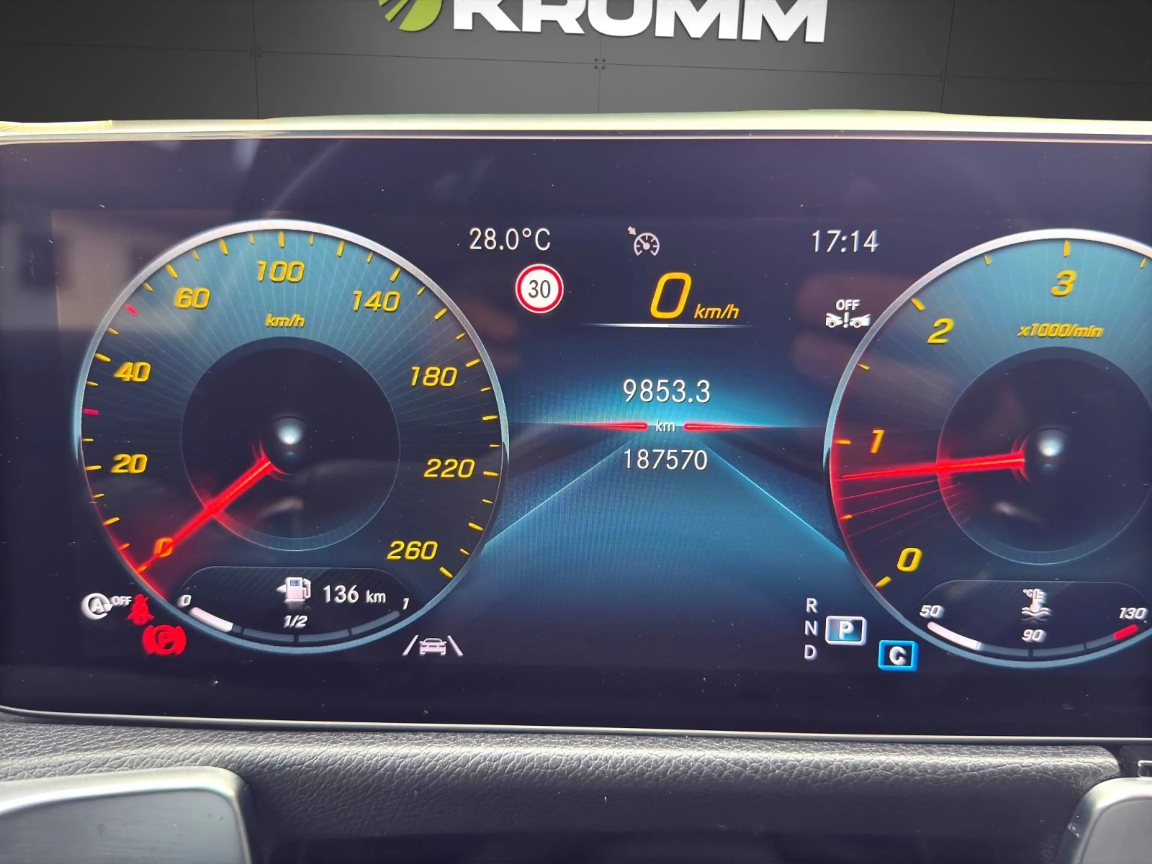 Mercedes-Benz GLB 200 AMG LINE LED PANO Alcantara Keyless Soun — photo 16