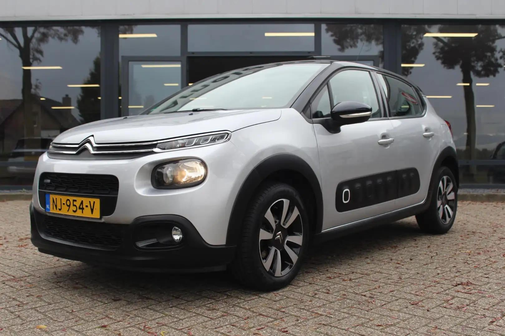 Citroen C3 1.2 PureTech Shine Grijs - 2