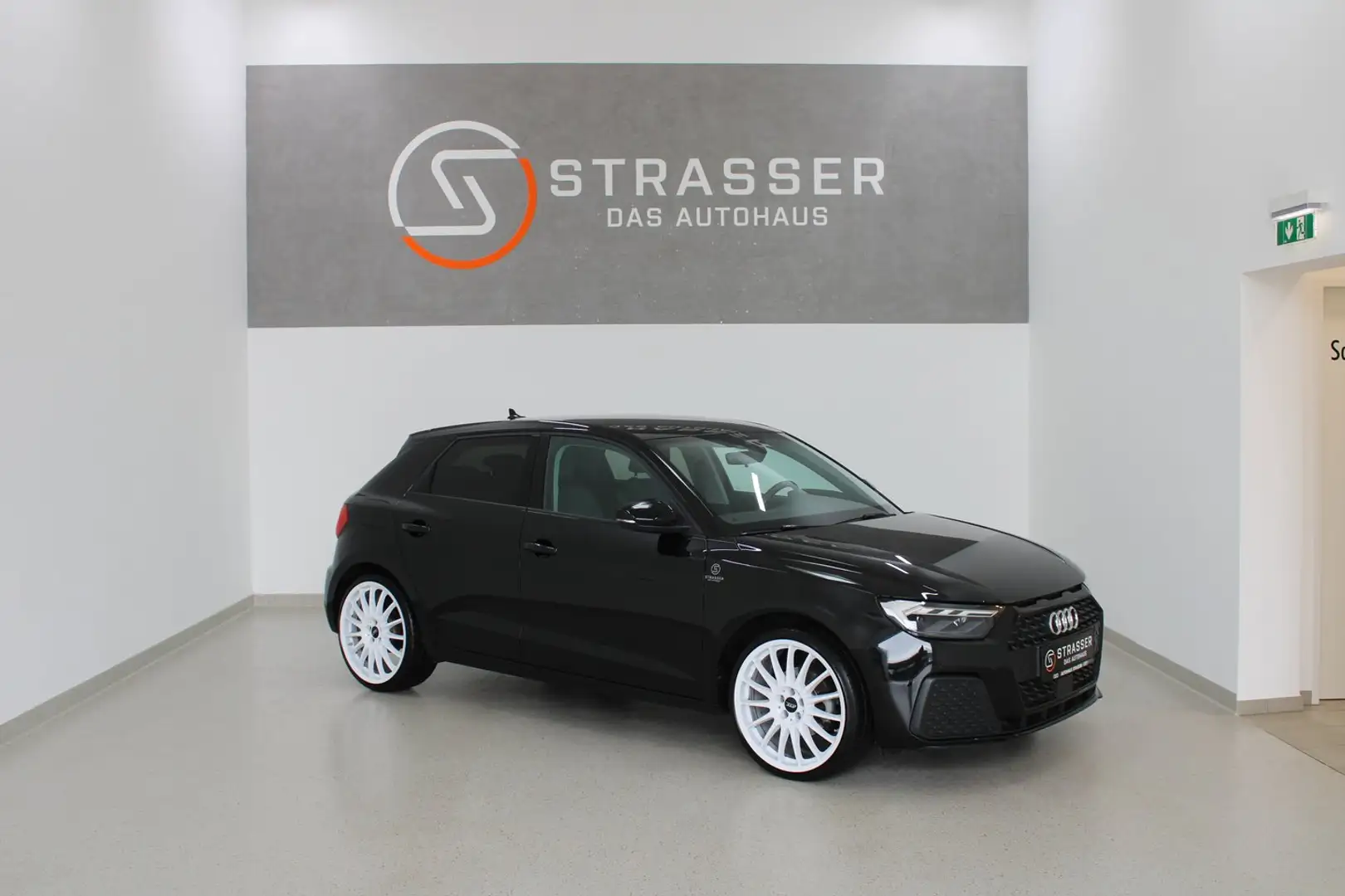 Audi A1 30 TFSI intense Schwarz - 1