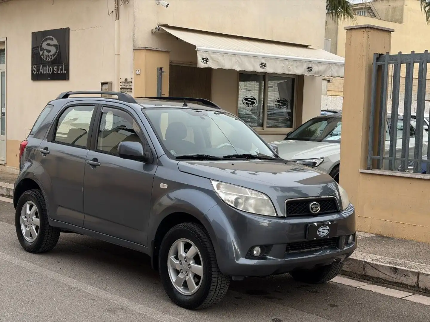 Daihatsu Terios 1.5 4WD SXA Grau - 1