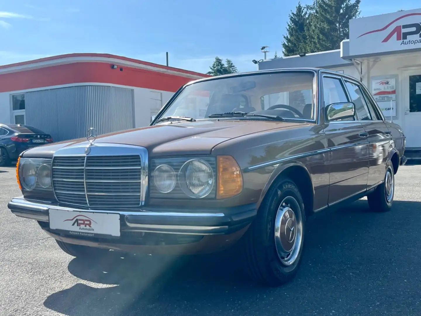 Mercedes-Benz 200 W123 *Automatik*Original*Erstlack*Rostfrei* Brown - 1