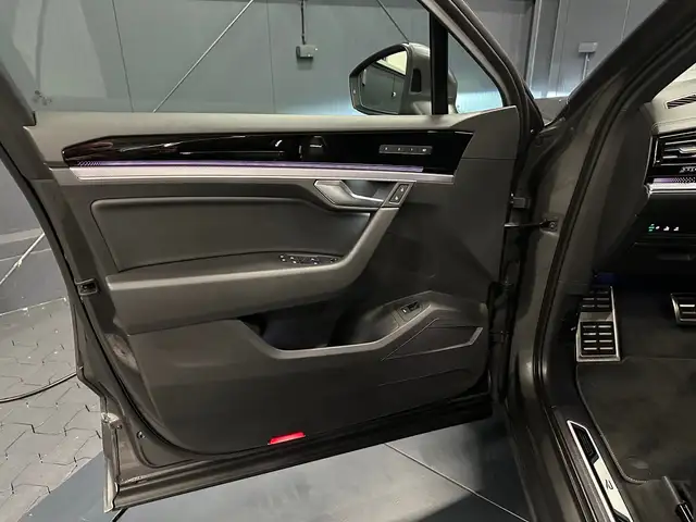 Volkswagen Touareg view 13