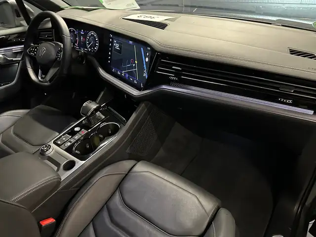 Volkswagen Touareg view 11