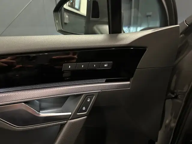 Volkswagen Touareg view 14