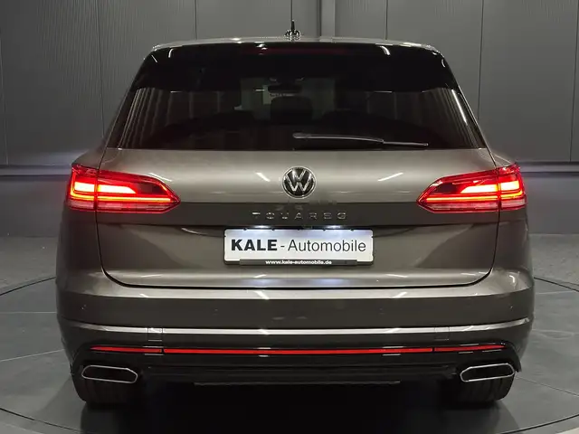 Volkswagen Touareg view 4
