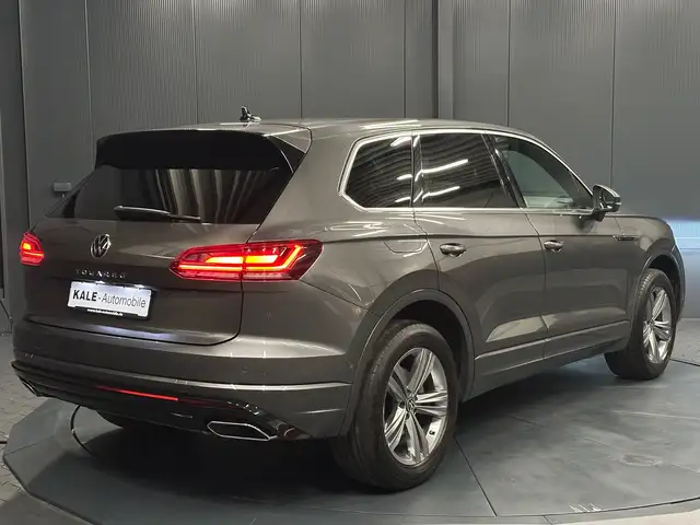 Volkswagen Touareg view 5