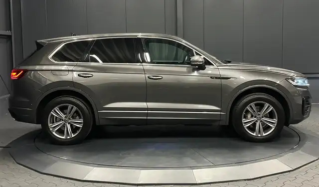 Volkswagen Touareg view 6