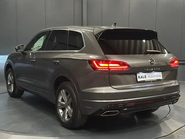 Volkswagen Touareg view 3