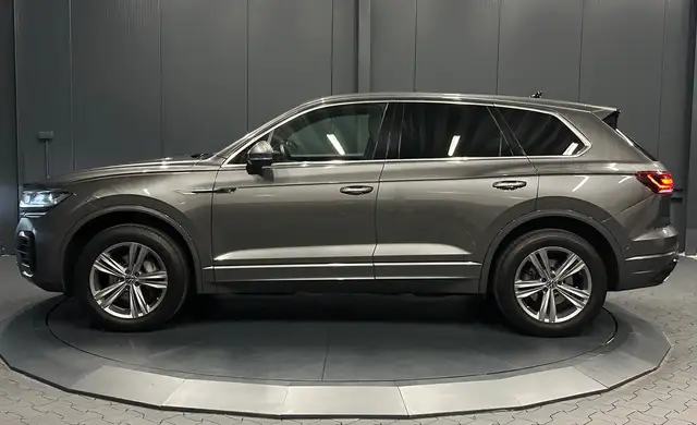 Volkswagen Touareg view 2
