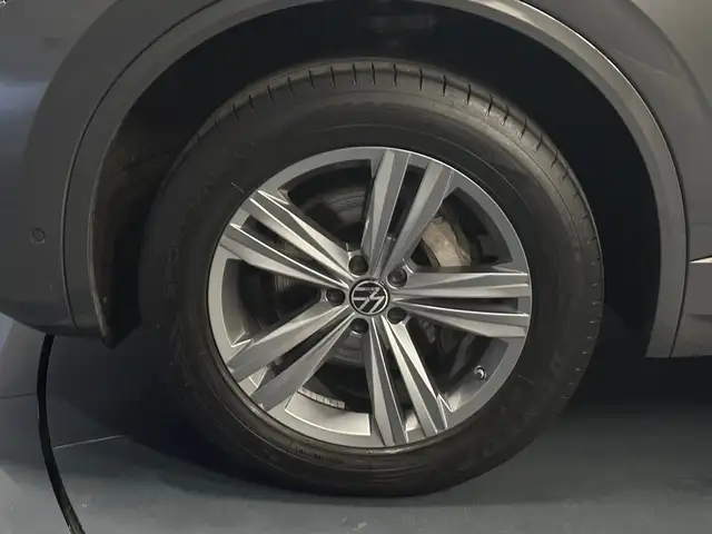 Volkswagen Touareg view 9