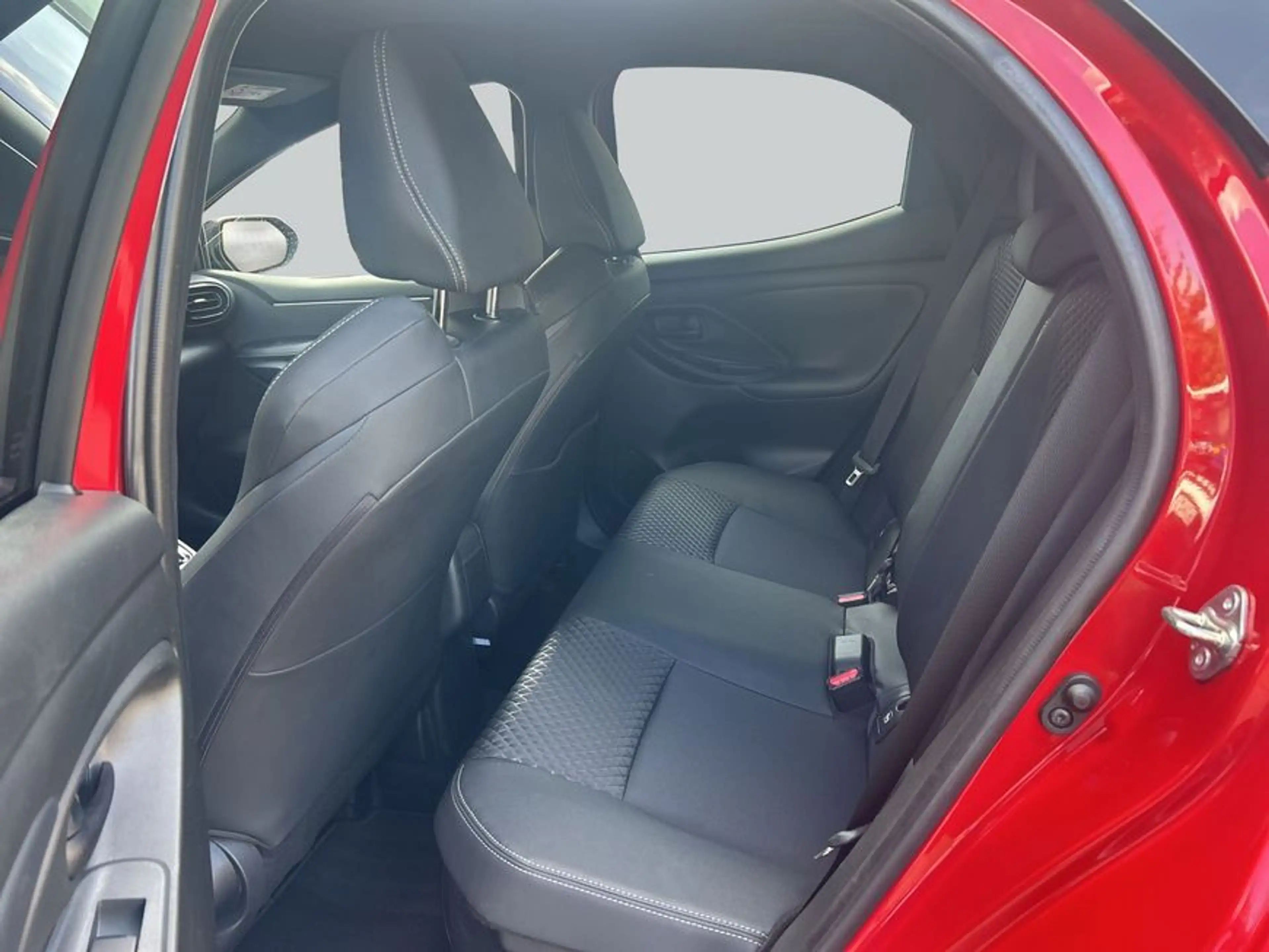 Toyota Yaris Hybrid 1.5 VVT-i Style — photo 11