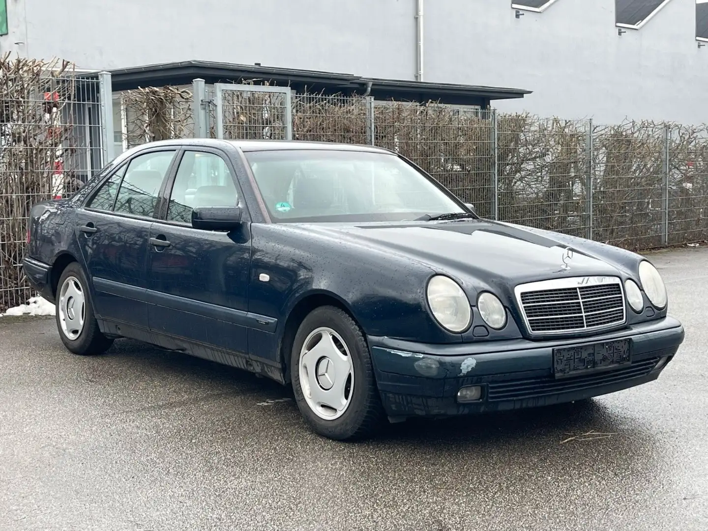 Mercedes-Benz E 240 CLASSIC Albastru - 2