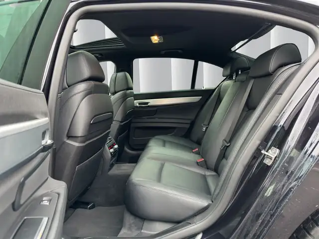 BMW 7 Series view 12