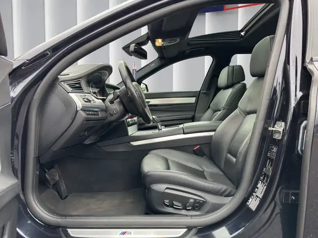 BMW 7 Series view 10
