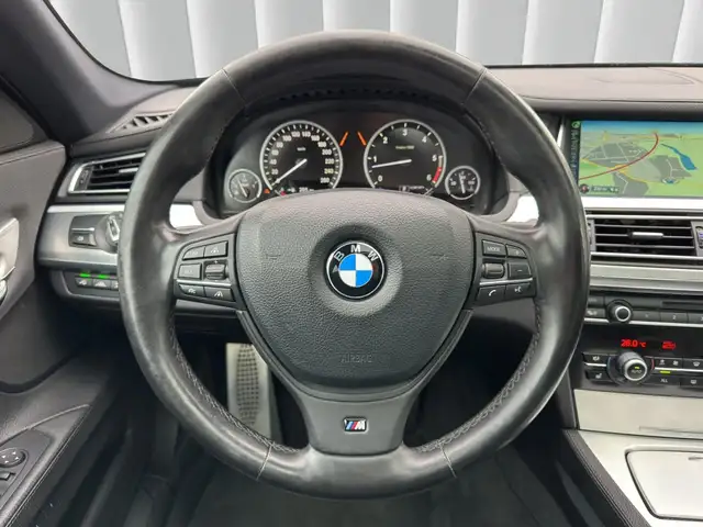 BMW 7 Series view 11