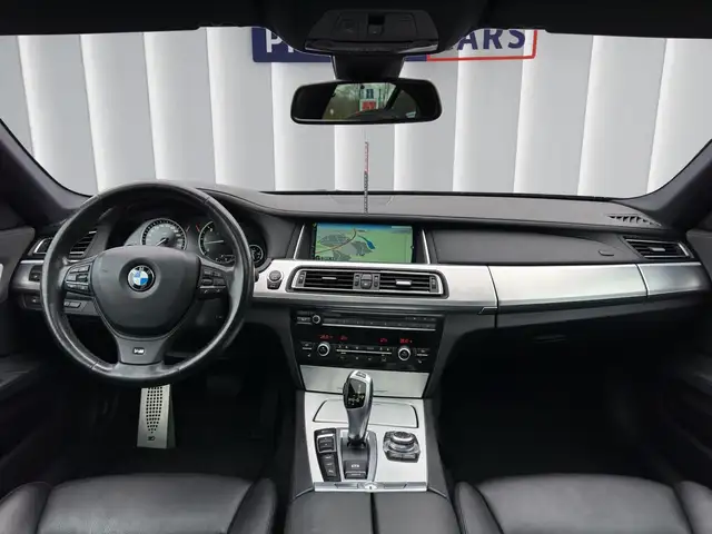BMW 7 Series view 13